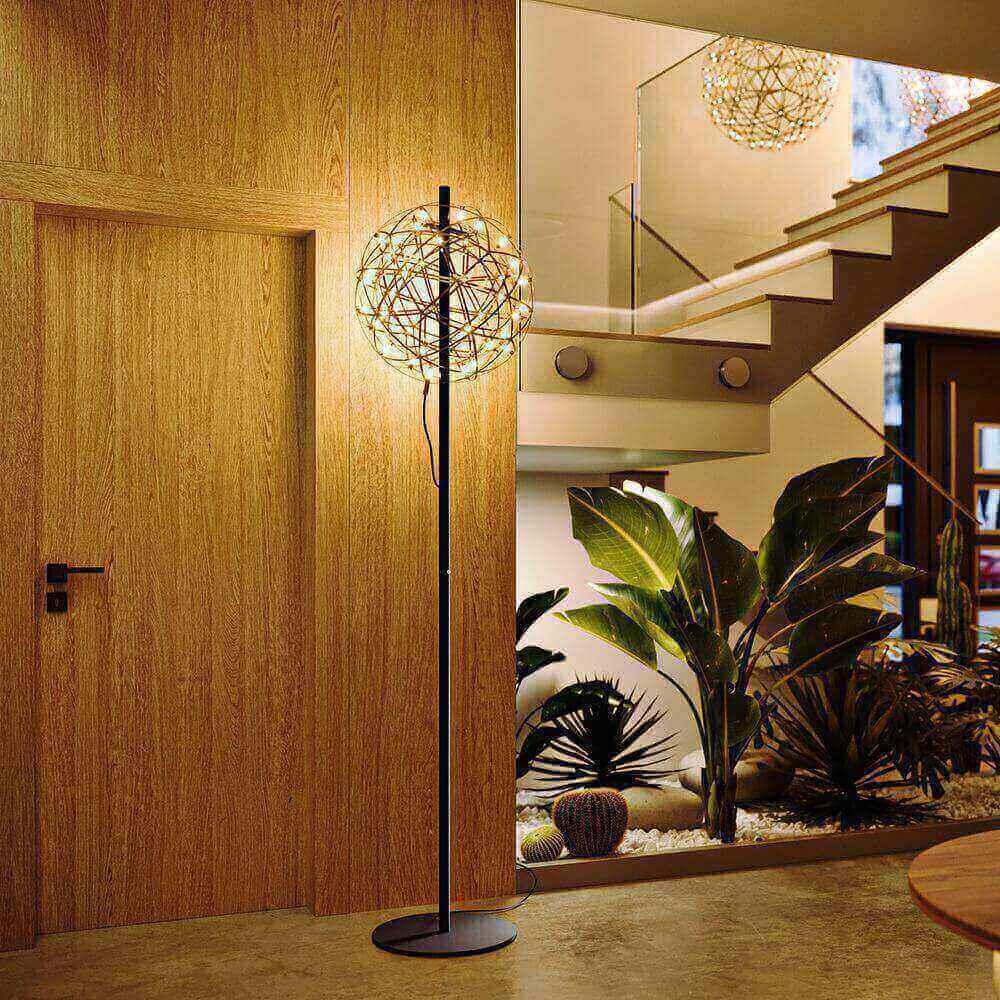 Moderne Stehlampe im Flur mit Holzverkleidung und Pflanzen, optimal für stimmungsvolles Licht.