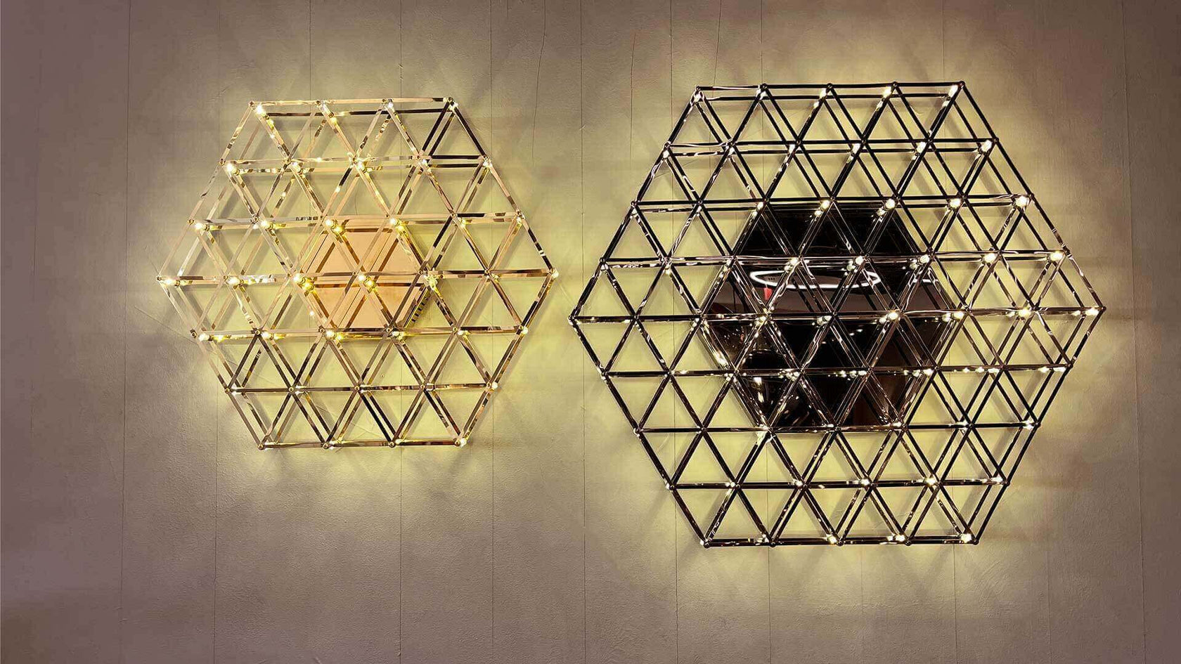 Moderne Wandleuchten in Wabenform aus transparentem Material und LED-Beleuchtung, stilvolles Design für jeden Raum.