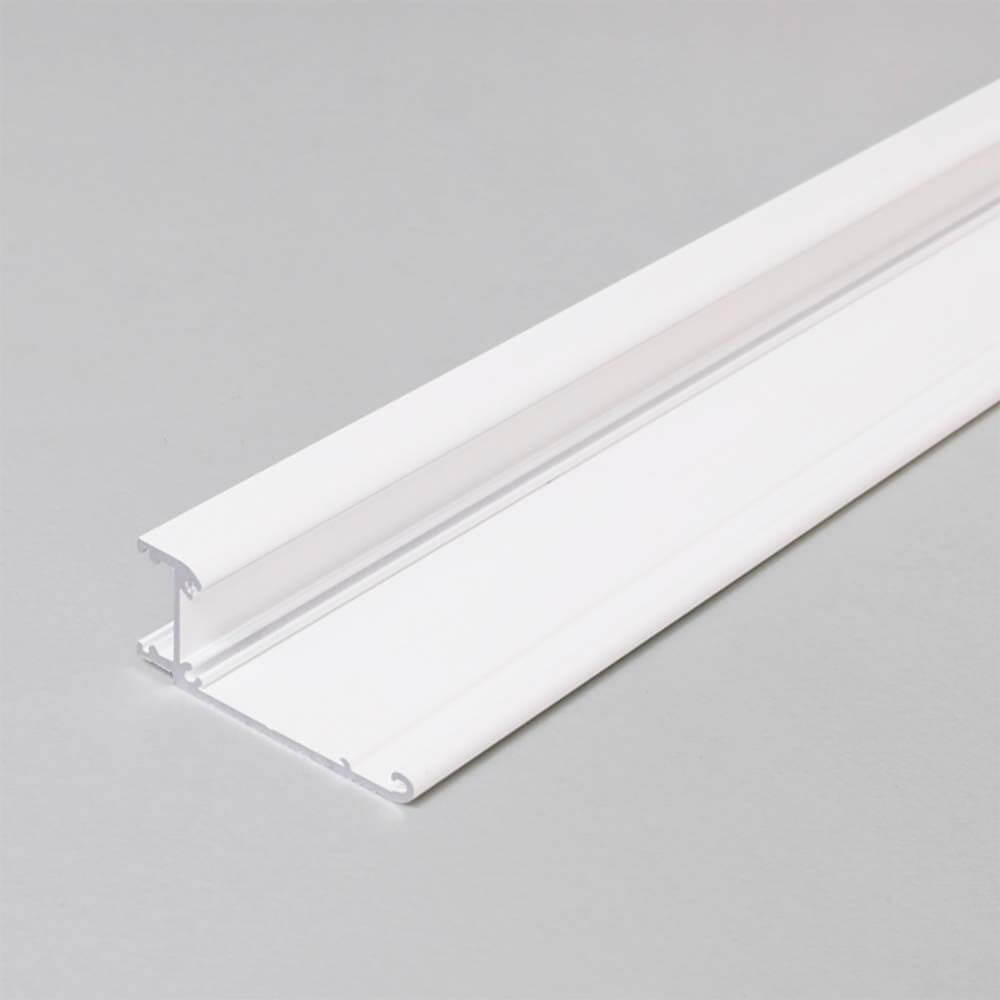Aufbau-Wandprofil schräg 200cm Weiß ohne Abdeckung für LED-Strips auf grauem Hintergrund
