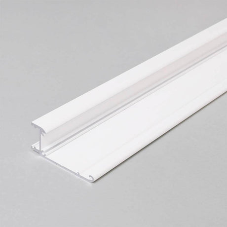 Aufbau-Wandprofil schräg 200cm Weiß ohne Abdeckung für LED-Strips auf grauem Hintergrund