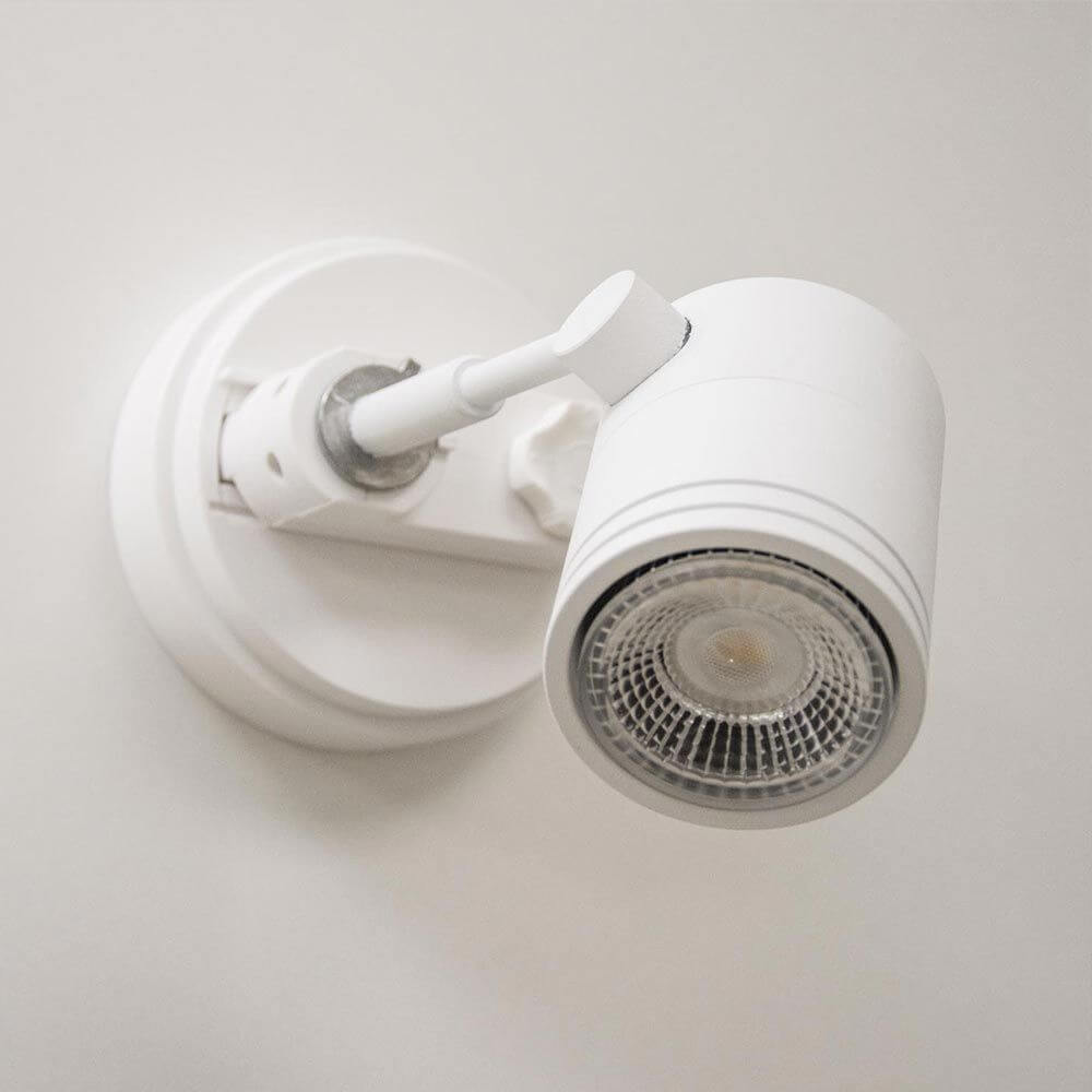 Aufbauadapter für 3-Phasen Schienenstrahler Weiß 1-Phase Ø 11cm an Decke montiert.