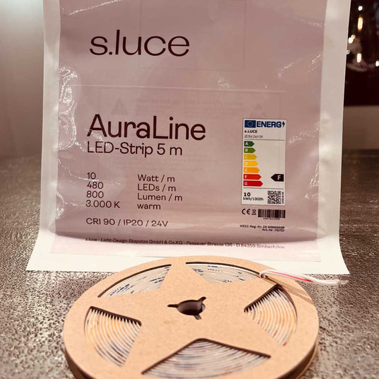 s.luce AuraLine LED-Strip 5 m, warmes Licht, energieeffizient, im Hintergrund Verpackung mit technischen Details.