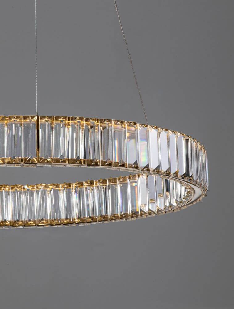 Aurelia LED Pendelleuchte Ø 60cm 3500K mit klarem K5 Kristall und goldenem Rahmen.