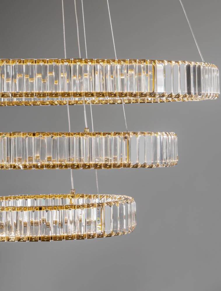 Aurelia LED Pendelleuchte Ø 80cm 3500K mit elegantem Glasdesign und goldenen Akzenten.