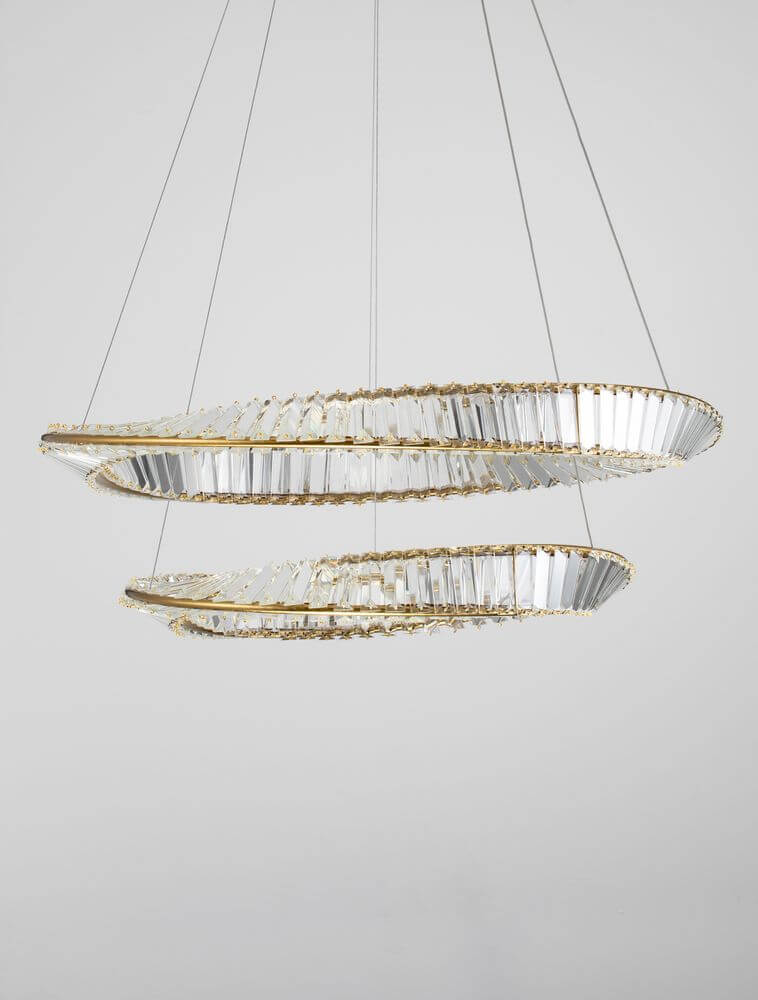 Aurelia LED Pendelleuchte 3500K Gold in elegantem Design mit goldenen Ringen und facettenreichen Glasstäben.