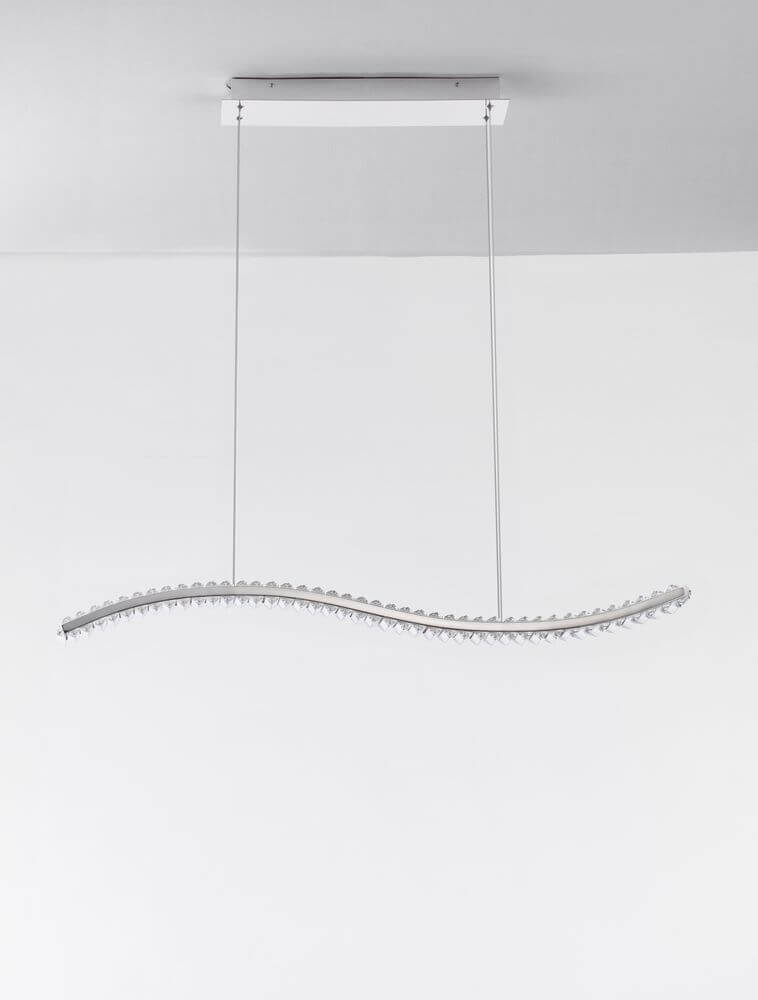 Aurelia LED Pendelleuchte 3500K in elegantem Design mit K5-Kristallen über weißem Hintergrund.