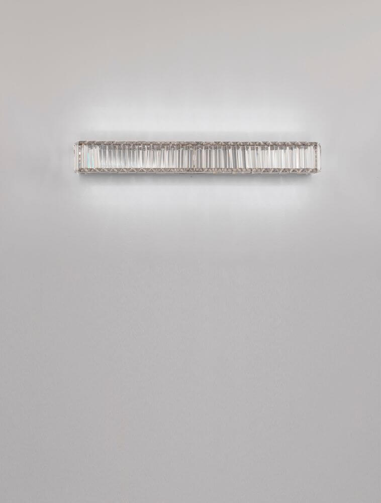 Alt Tag: Aurelia LED Wandleuchte 3500K an Wand mit verchromtem Metall und K5-Kristallen, dezentes Lichtspiel und elegantes Design