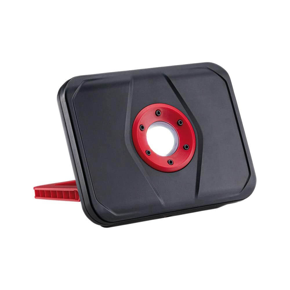 LED Akkuleuchte Worklight in Schwarz-Rot mit Standfuß und magnetischer Rückseite, IP65, USB aufladbar.