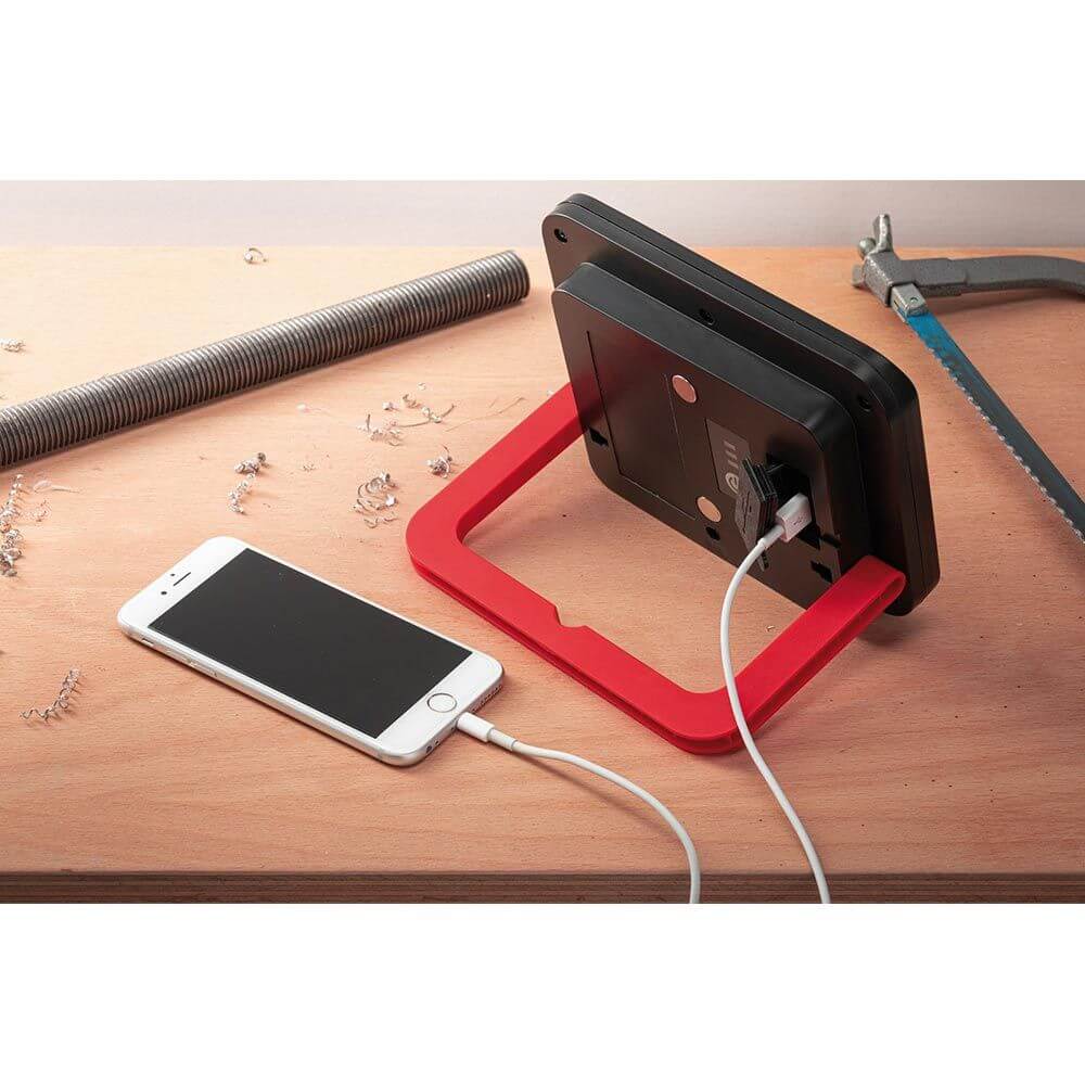 LED Akkuleuchte in Schwarz-Rot mit USB-Anschluss lädt Smartphone, ideal für den Outdoor-Einsatz.