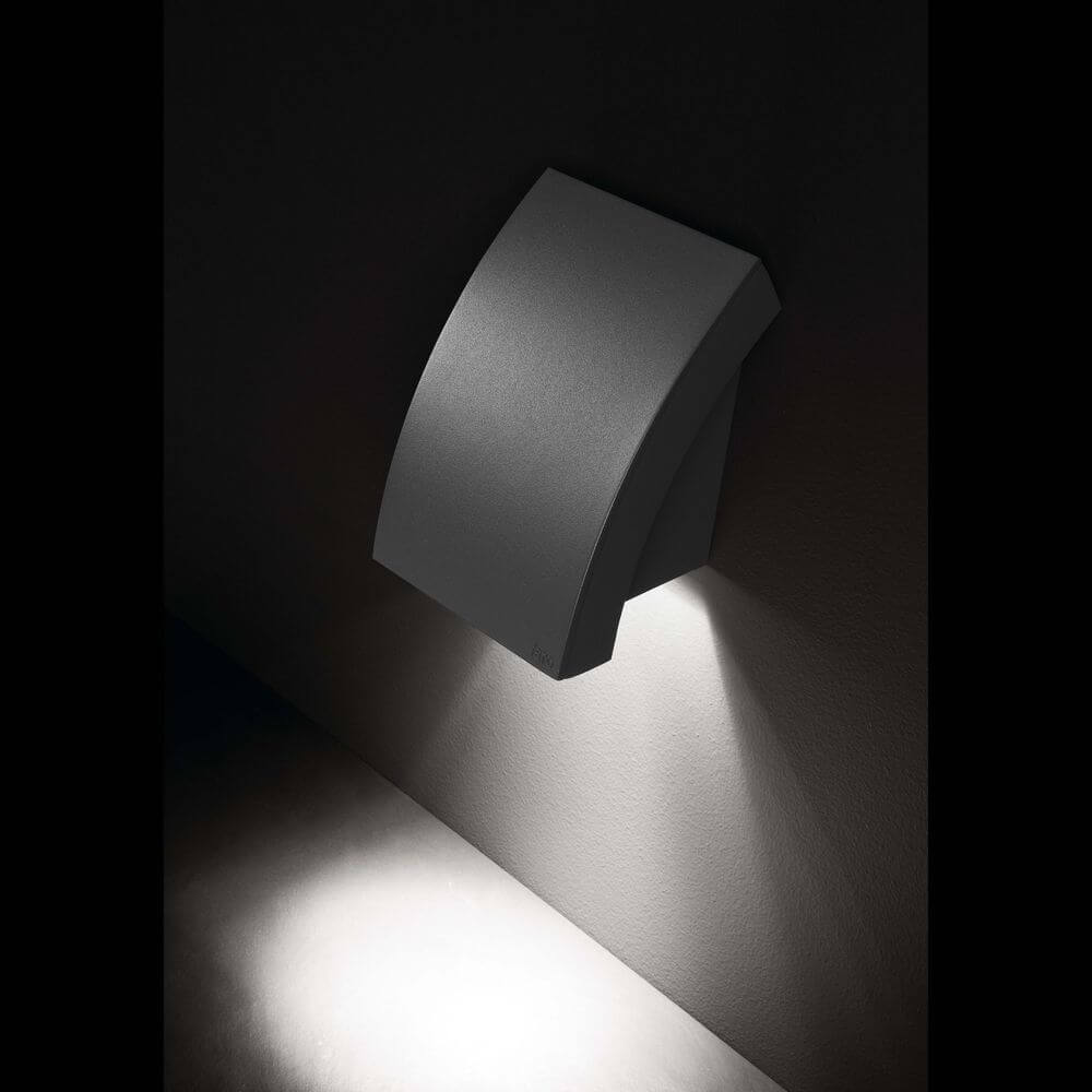 Außen-Außenwandleuchte PROA IP44 Dunkelgrau an der Wand montiert, modernes Design.