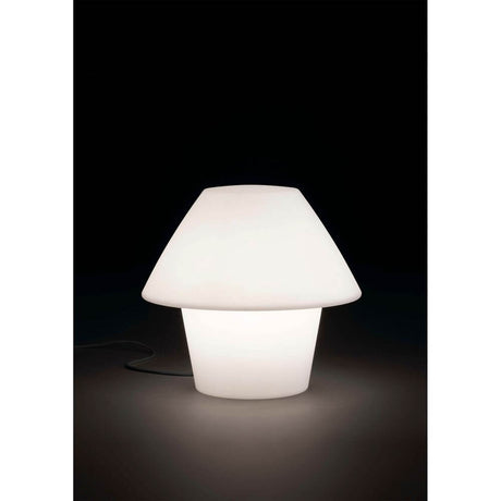 Außen-Tischlampe VERSUS-E IP44 Weiß auf dunklem Hintergrund, modernes Design.