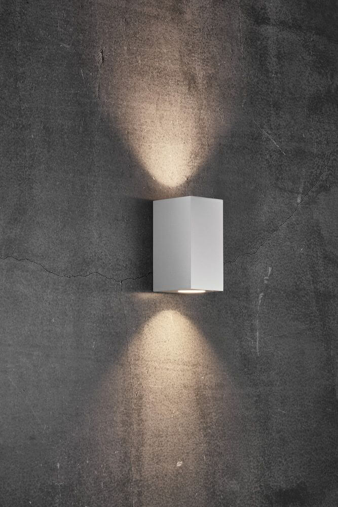 Außen-Wandleuchte Canto Maxi Kubi 2 IP44 Weiß an einer Wand mit skulpturalem Lichtdesign.