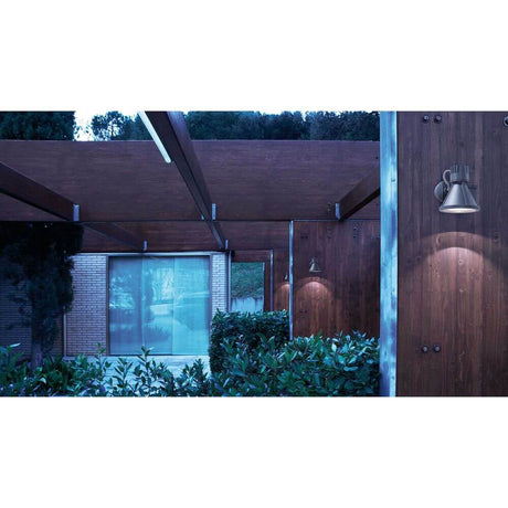Außen-Wandstrahler Project PAR38 IP65 Dunkelgrau an einer Holzterrasse im Garten.