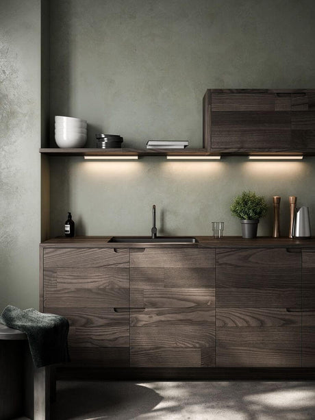 Moderne Küche mit Außendeckenlampe Aludra IP54 und stilvollem Holzdesign.