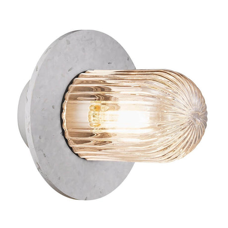 Plafonnier d’extérieur Januka IP54 joliment éclairé avec une élégante structure en verre.