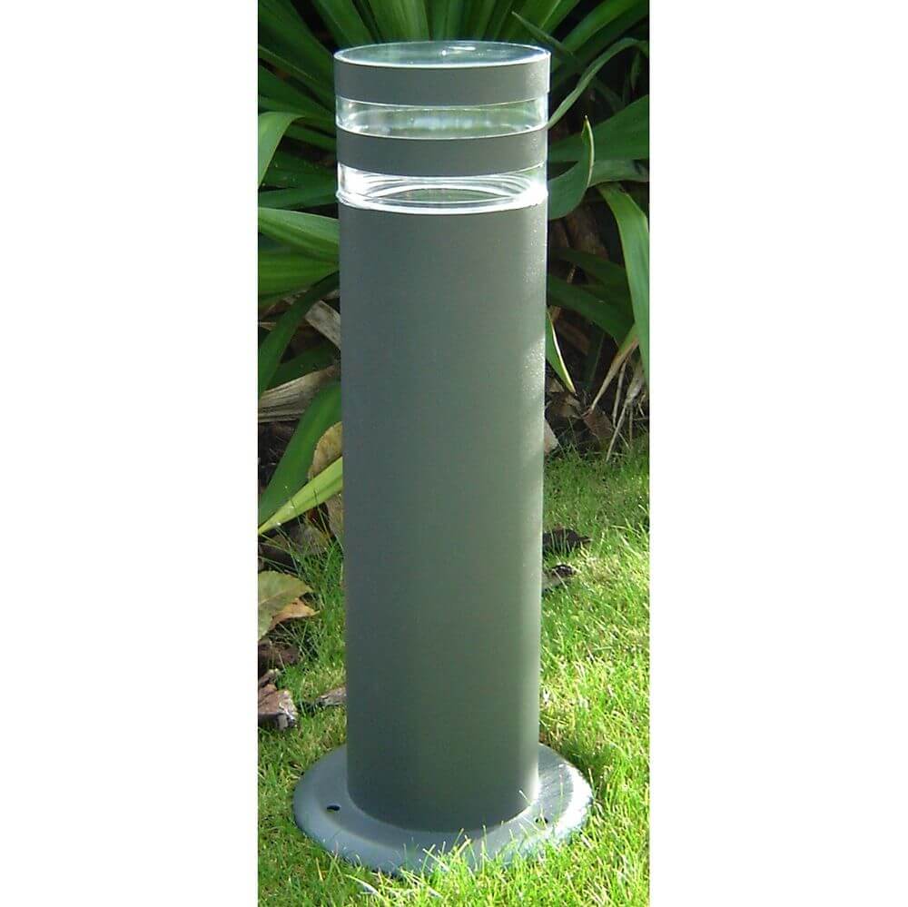 Pollerlampe Focus IP44 40cm Anthrazit auf grünem Rasen mit modernem Design und seitlichem Lichtschlitz.