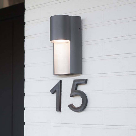 Außenleuchte Urban IP54 Anthrazit an Hauswand neben der Hausnummer 15