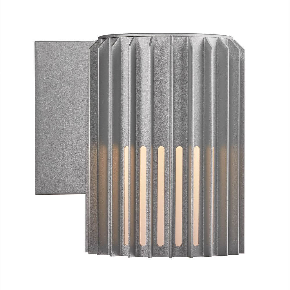 Außenwandlampe Aludra IP54 in modernem Design mit strukturierter Oberfläche und warmem Licht.
