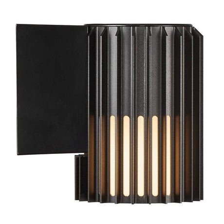 Utendørs vegglampe Aludra Seaside IP54 med skulpturelt design og stilig lys- og skyggeeffekt.