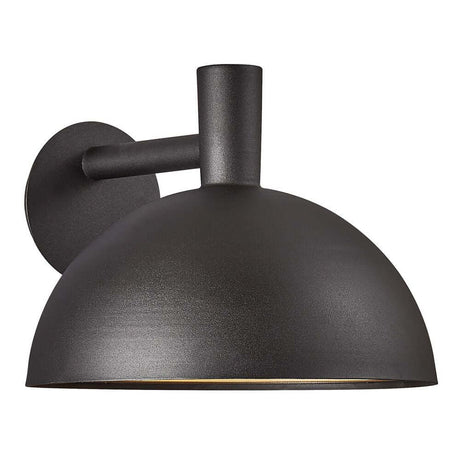 Außenwandlampe Arki 35 IP54 in Schwarz, dänisches Design mit kuppelartigem Schirm und klaren Linien für die Hausfassade