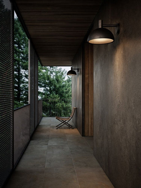 Außenwandlampe Arki 35 IP54 an moderner Hausfassade mit minimalistischem Design und kuppelartigem Lampenschirm