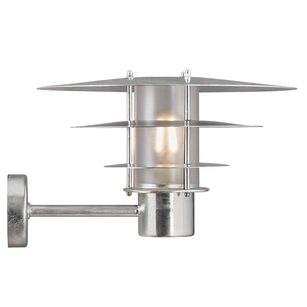 Außenwandlampe Bastia 35 IP54 mit modernem Design und Lichteinsatz für Außenbereiche.