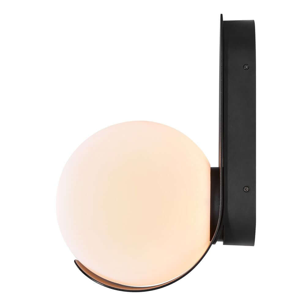 Außenwandlampe Dalius IP44 mit opalmattem Diffusor und elegantem Design im Art-Déco-Stil.