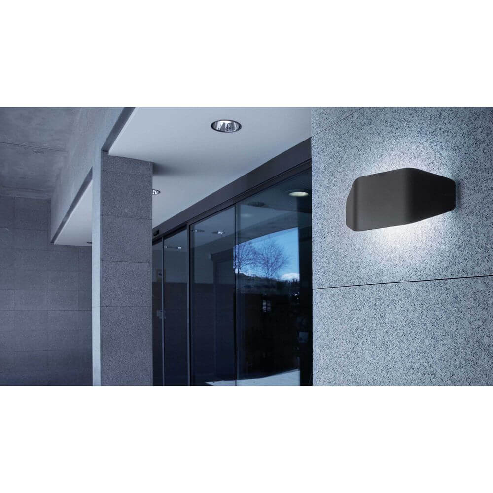 Außenwandlampe FUTURE IP44 Dunkelgrau Küstenlampe Salzwasser an einer modernen Wand installiert.