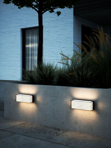 Außenwandlampe Fluctus 28 IP44 an moderner Hauswand mit weichem Licht für Terrasse und Eingangsbereich
