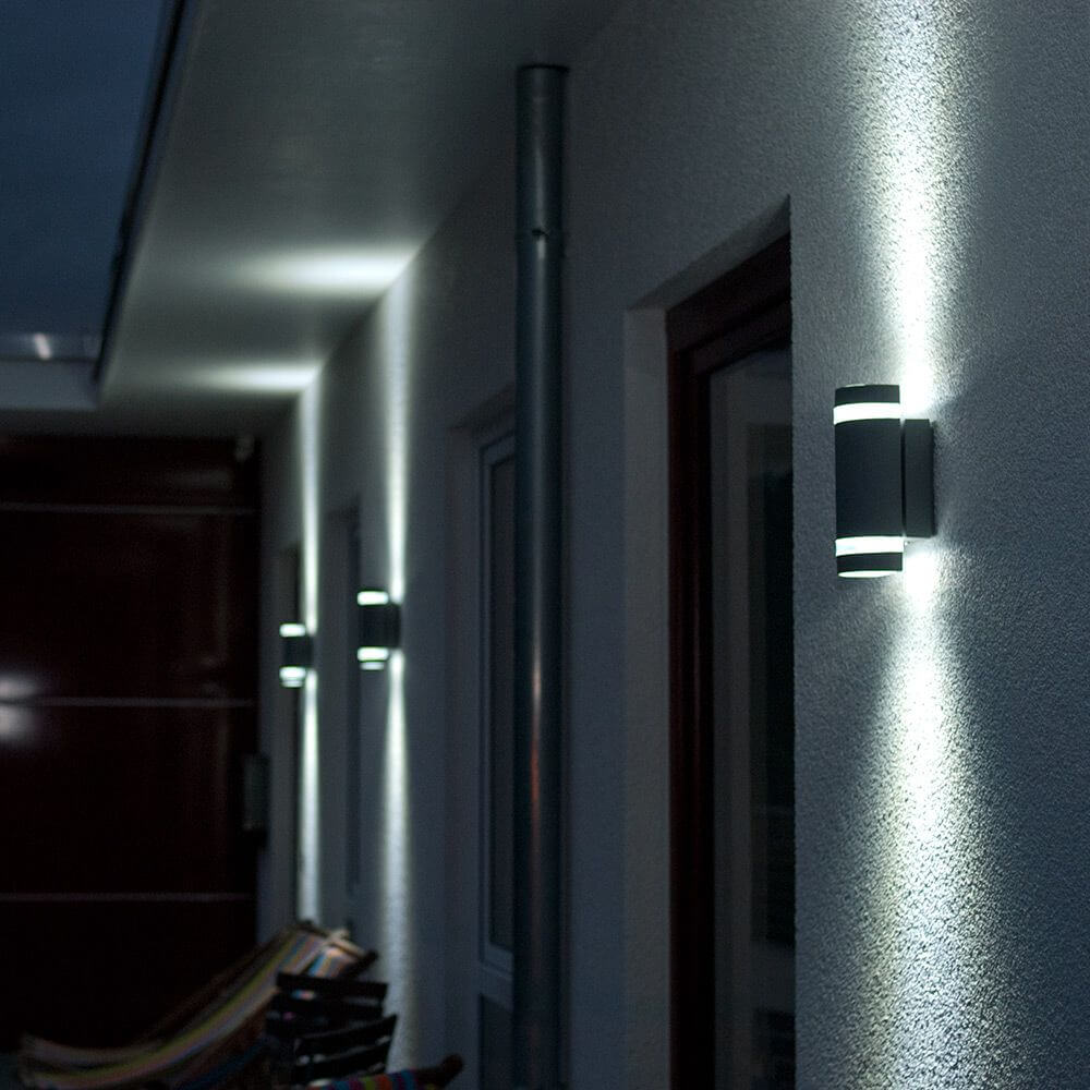 Außenwandlampe Focus IP44 Anthrazit an einer wand mit modernem Design und seitlichem Lichtschlitz.