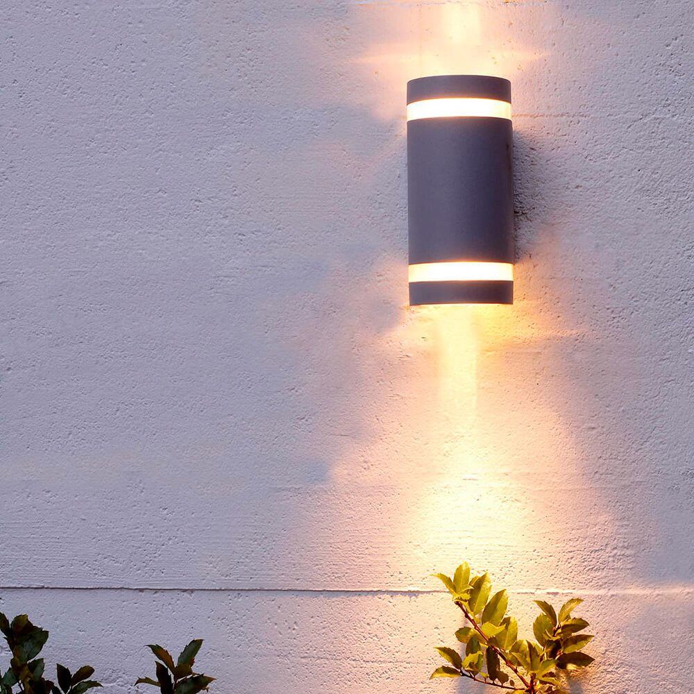Außenwandlampe Focus IP44 Anthrazit an einer Wand, modernes Design mit seitlichem Lichtschlitz.