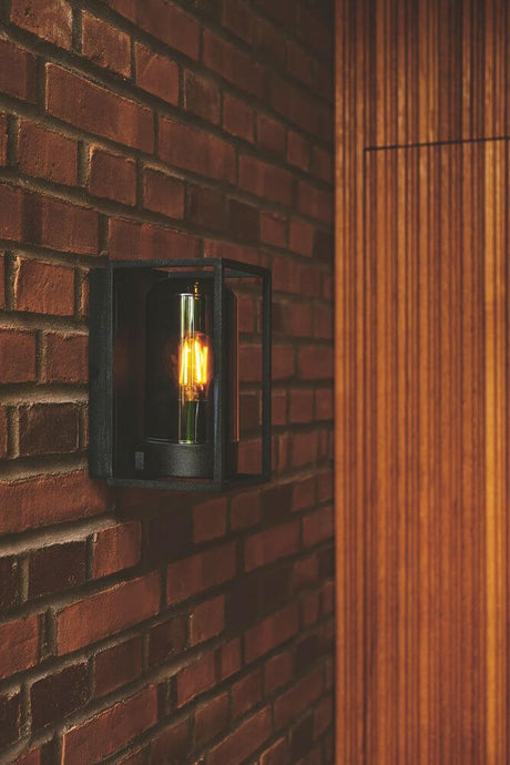 Außenwandlampe Griffin IP44 moderne Außenleuchte an Backsteinwand mit warmem Licht