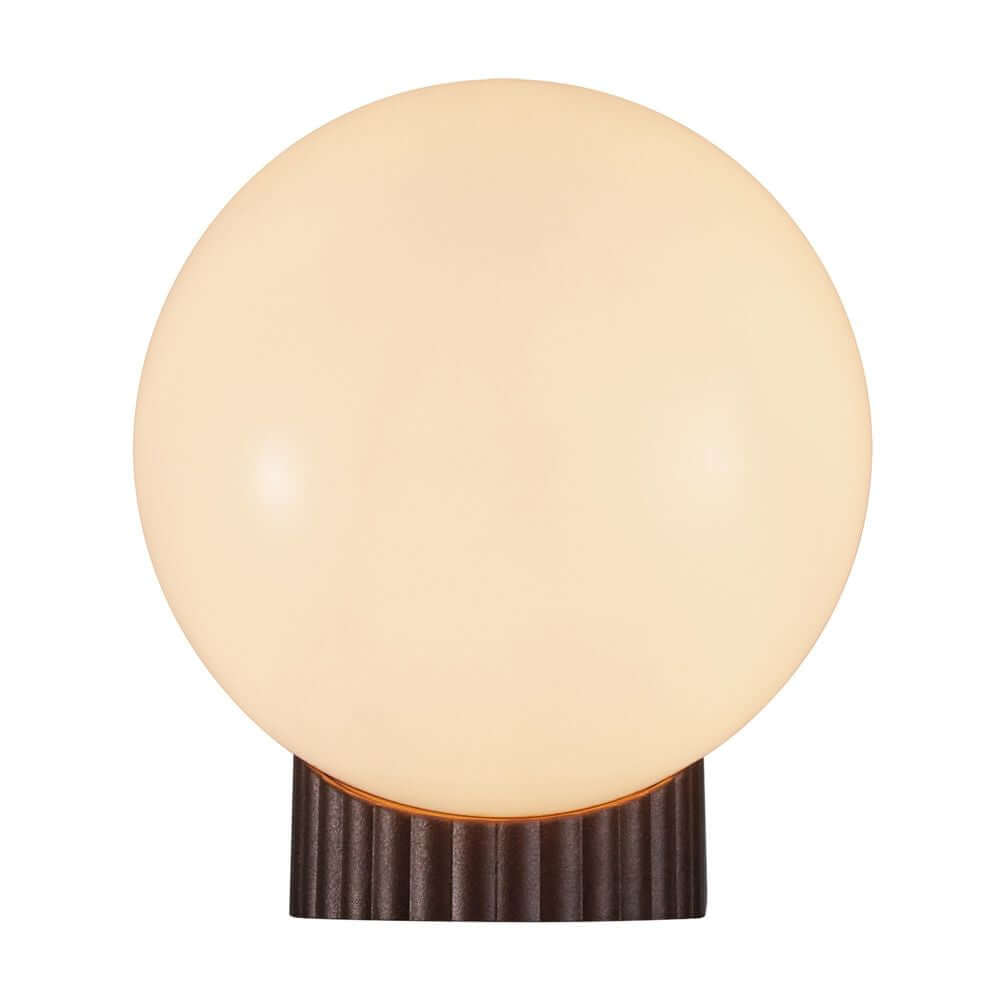 Außenwandlampe Hayley IP44 mit eleganter Glaskuppel und bronzefarbenem Metall-Sockel.