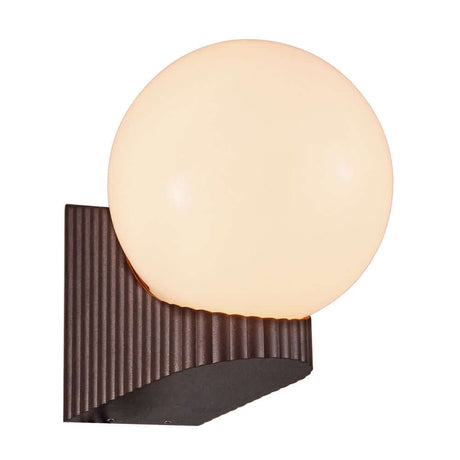 Außenwandlampe Hayley IP44 aus braunem Metall mit geriffeltem Sockel und glänzender Glaskuppel