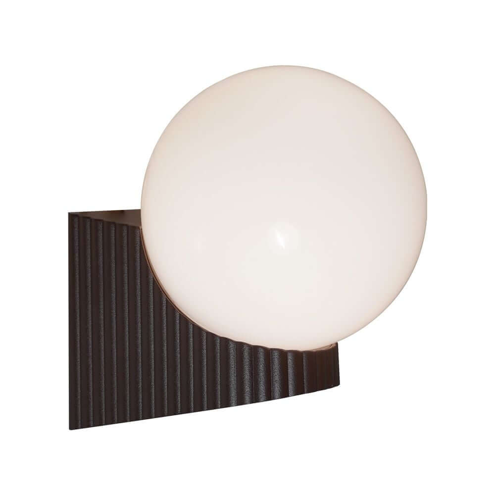 Außenwandlampe Hayley IP44 mit elegant geriffeltem Sockel und glänzender Glaskuppel.