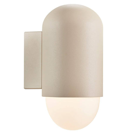 Außenwandlampe Heka IP54 in sandigem Farbton mit sanftem, nach unten gerichteten Licht.