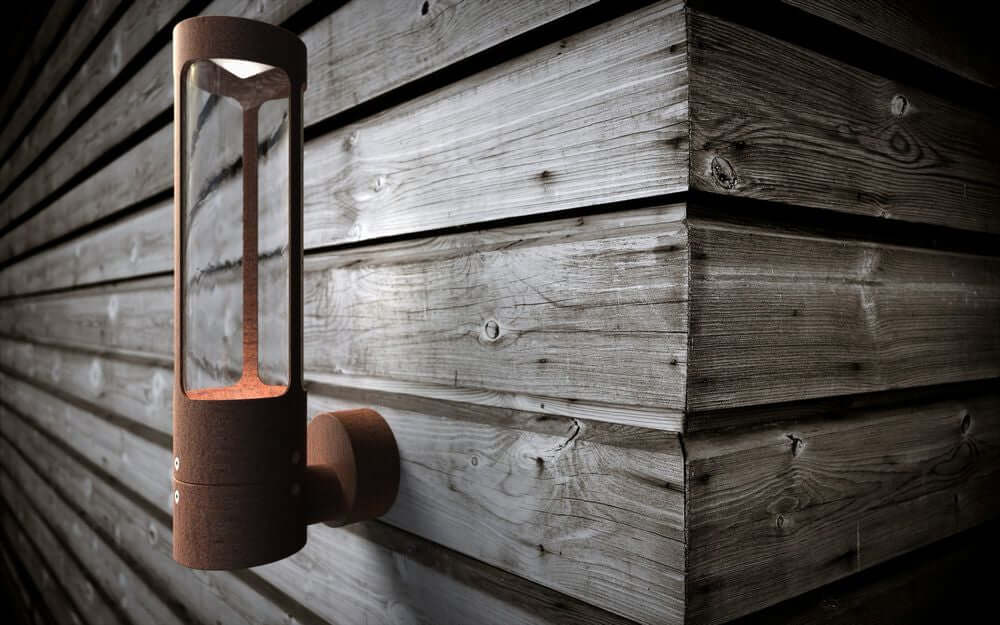 Außenwandlampe Helix IP44 an einer Holzfassade montiert mit indirekter Beleuchtung.