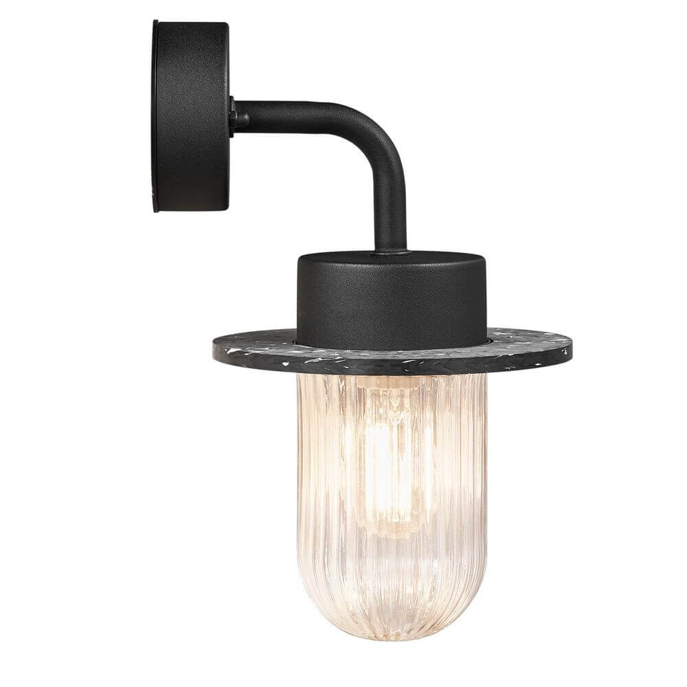 Außenwandlampe Januka IP54 mit geripptem Glasdiffusor und klassischem Design.