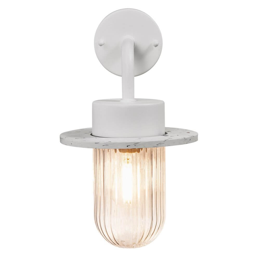 Außenwandlampe Januka IP54 mit geripptem Glasdiffusor und elegantem Design.