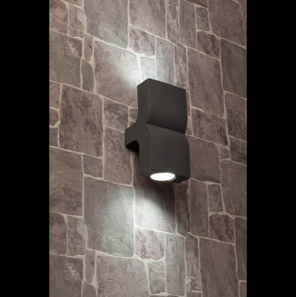 Außenwandlampe KLAMP 2-flammig IP44 Dunkelgrau an einer Steinwand montiert.