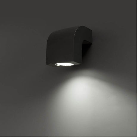 Außenwandlampe KLAMP IP44 Dunkelgrau an der Wand montiert mit Lichtstrahl.