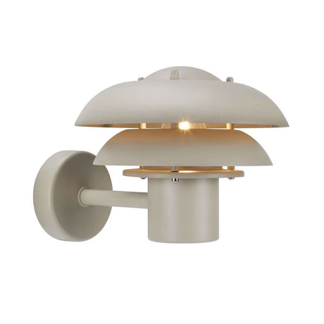 Außenwandlampe Kurnos 20 IP54 in modernem Design mit warmem Licht.