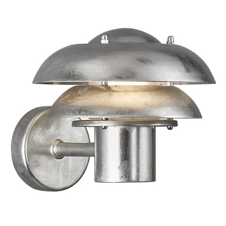 Außenwandlampe Kurnos 20 IP54 in modernem Design mit silberner Oberflächenbehandlung.