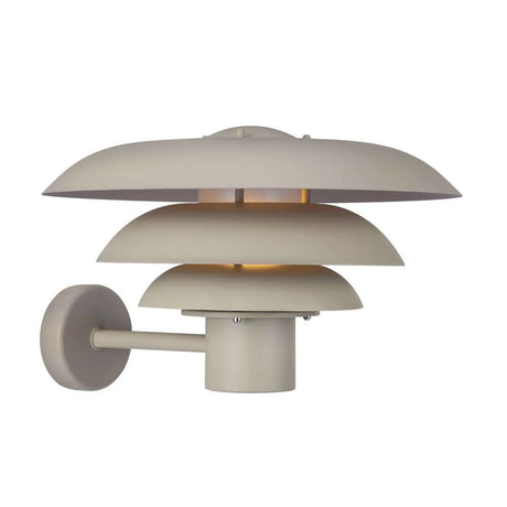 Außenwandlampe Kurnos 35 IP54 in elegantem Design mit mehreren Schirmen und Wandmontage.