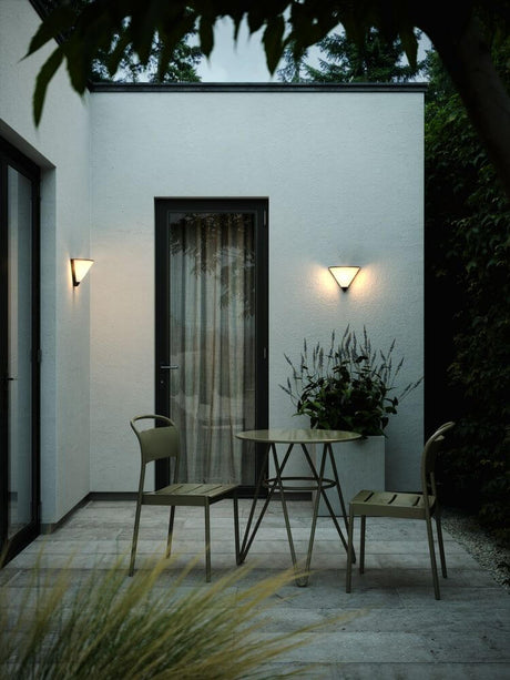 Außenwandlampe Noorstad IP44 an moderner Hausfassade, beleuchtet Terrasse und Eingang mit 180° Lichtaustritt