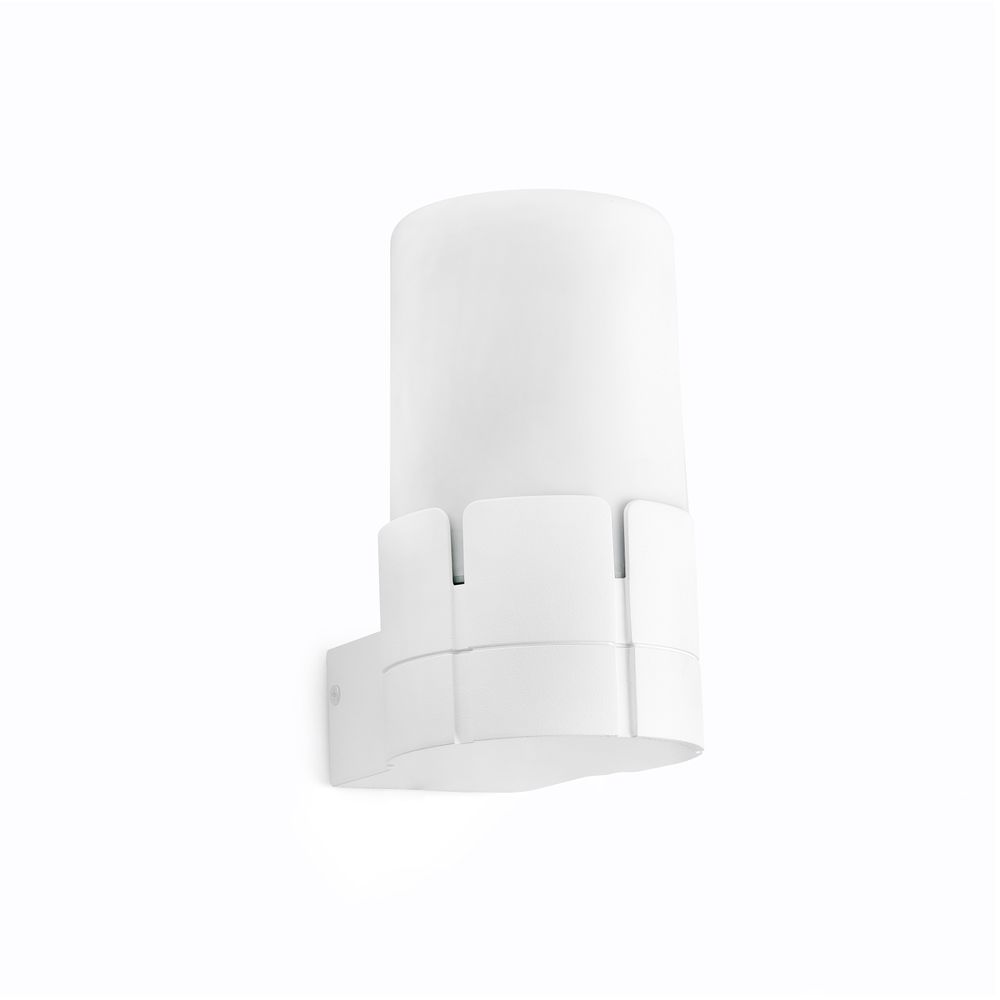 Außenwandlampe TRAM IP44 Weiß an einer Wand montiert, modernes Design für Außenbeleuchtung.