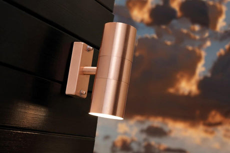 Außenwandlampe Tin Double IP54 in Kupfer an einer Wand montiert, ideal für den Außenbereich.