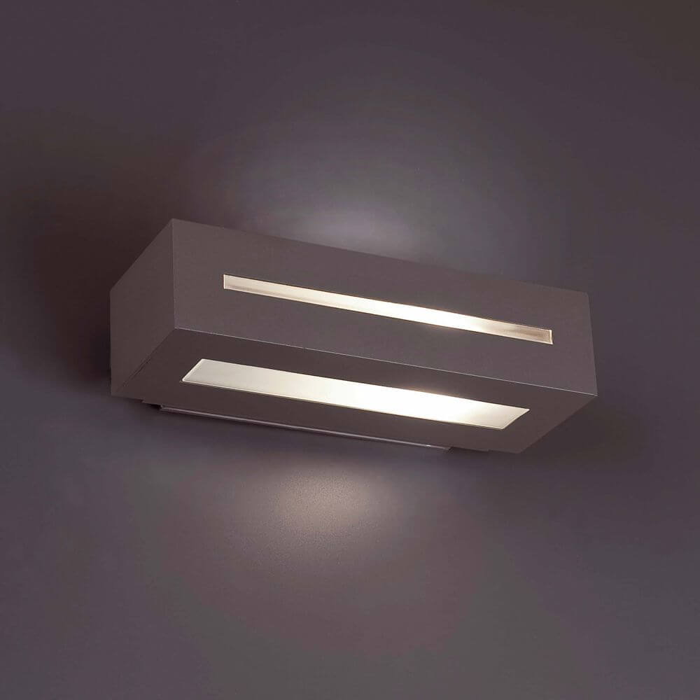 Außenwandlampe WEST-1 IP54 Dunkelgrau an einer Wand montiert mit Licht.