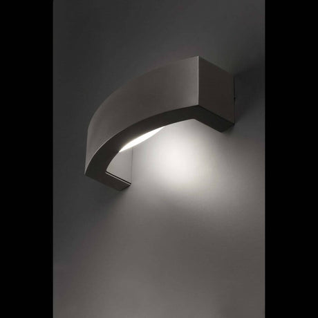 Außenwandleuchte ANCORA IP44 Dunkelgrau an einer Wand montiert, modernes Design mit gezieltem Licht.