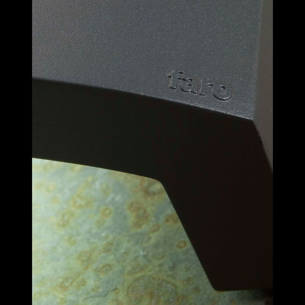 Detailaufnahme der Außenwandleuchte ANCORA IP44 Dunkelgrau mit elegantem Design und moderner Oberfläche.